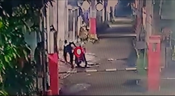 Terekam CCTV, Pencurian Penutup Saluran Air Bikin Resah Warga Cikarang Selatan