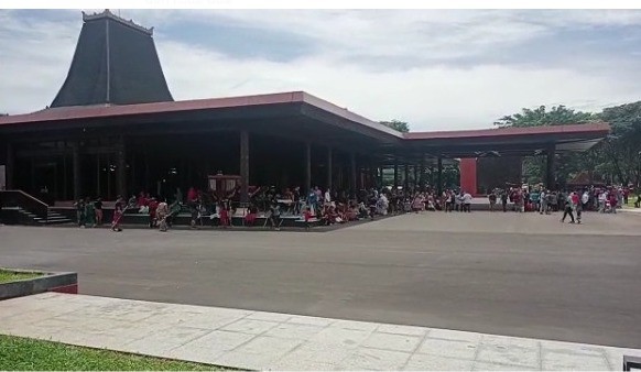 Antrean Pengunjung Mengular di TMII, Antusias Pertama Kali Buka Usai Revitalisasi