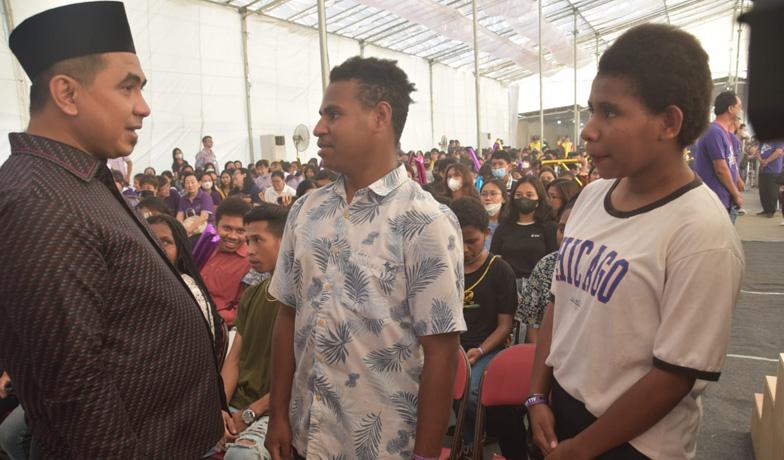 Hadiri Kebaktian Kebangunan Rohani, Gus Yasin Beri Pesan Menggetarkan Anak Muda
