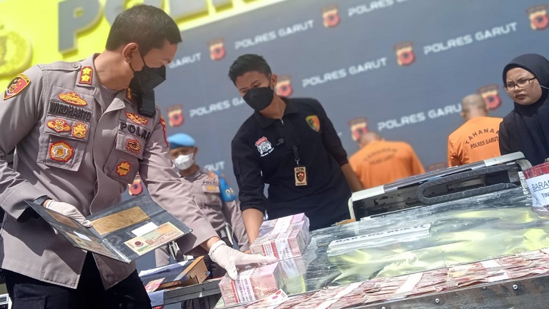 Peredaran Upal Rp2,7 Miliar di Garut Terungkap, Oknum Pelatih Badminton Ditangkap
