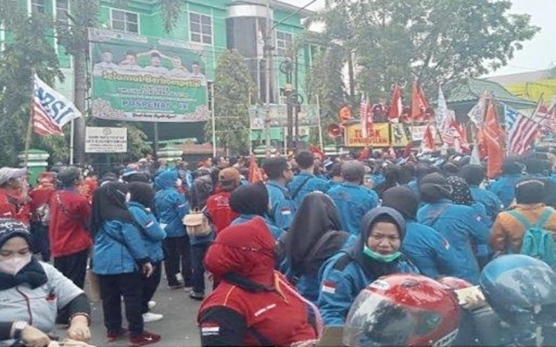 Minta UMP Naik Minimal 10 Persen, Ribuan Buruh Demo Kantor Gubernur Sumsel