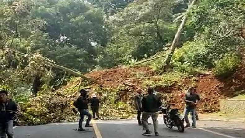 Diguncang Gempa, Jalur Cianjur-Puncak Longsor, Lalu Lintas Lumpuh 