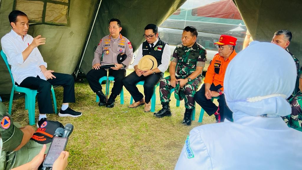 Jokowi Minta Helikopter Dikerahkan Akses Wilayah Terisolasi di Cianjur