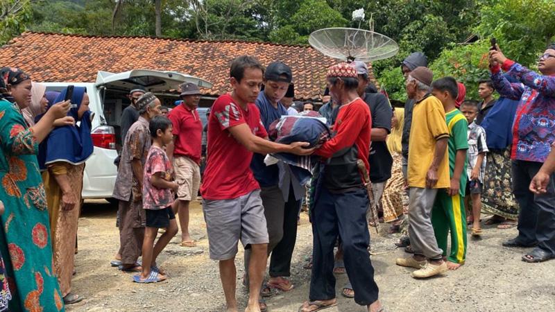  Tangis Keluarga Pecah Sambut Kedatangan Jenazah 3 Santri Korban Gempa Cianjur di Brebes