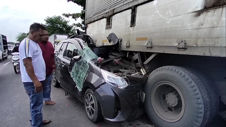 Sopir Diduga Ngantuk, Minibus Tabrak Kontainer di Pantura Subang