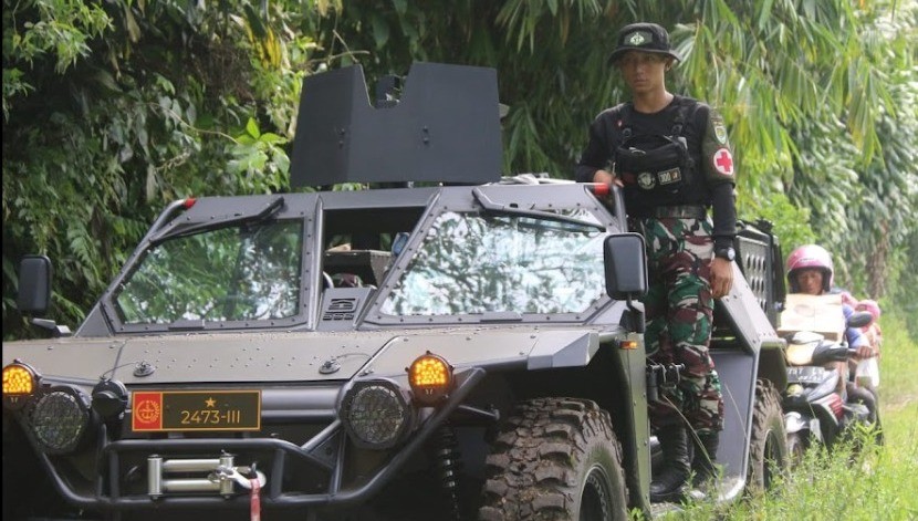 TNI AD Kerahkan Kendaraan Taktis Sisir Perkampungan Warga Cianjur yang Terisolasi
