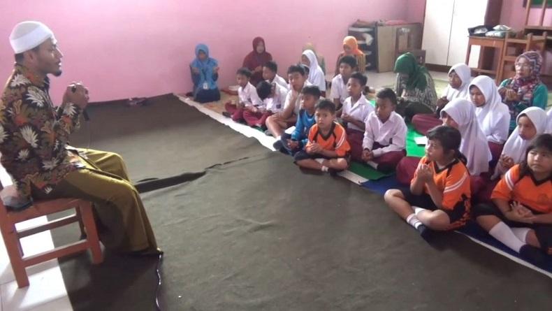 Puluhan Siswa SD di Semarang Doa Bersama untuk Korban Gempa di Cianjur