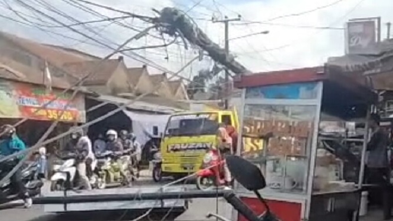 Papan Reklame Ambruk Timpa 2 Gerobak PKL di Batujajar KBB, Ini Dugaan Penyebabnya