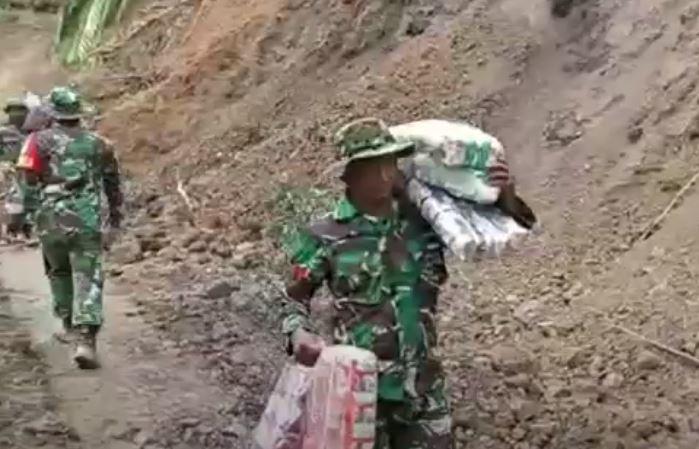 Prajurit TNI Terjang Jalan Longsor di Bener Meriah demi Salurkan Bantuan