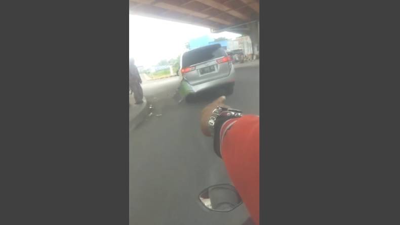 Bak Film Aksi, Warga Kejar Pengemudi Minibus Usai Tabrak Lari Anaknya di Jombang