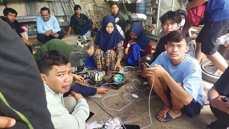 Warga Cianjur Bergantian Ngecas HP Pakai Genset Keliling gegara Listrik Masih Padam
