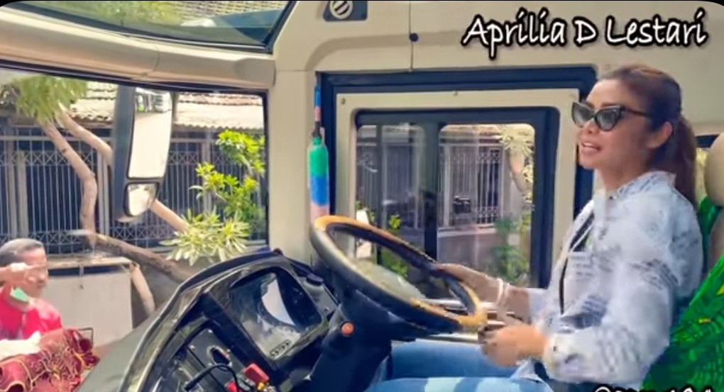 Traktir Makan, Bos PO Bus Cantik Ini Sopiri Sendiri Karyawan ke Restoran