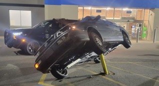 Aneh, Mobil Ini Terpanggang di Tiang Parkir 