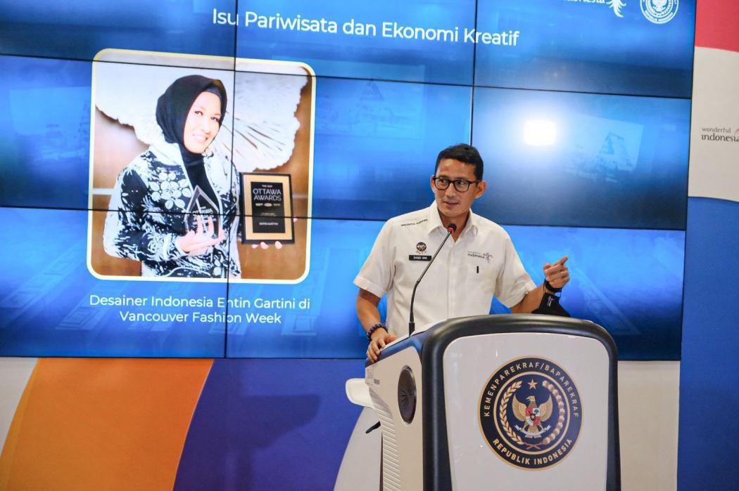 Fesyen Lokal Tembus Global, Sandiaga Uno Apresiasi Desainer Entin Gartini Tampil di Vancouver Fashion Week