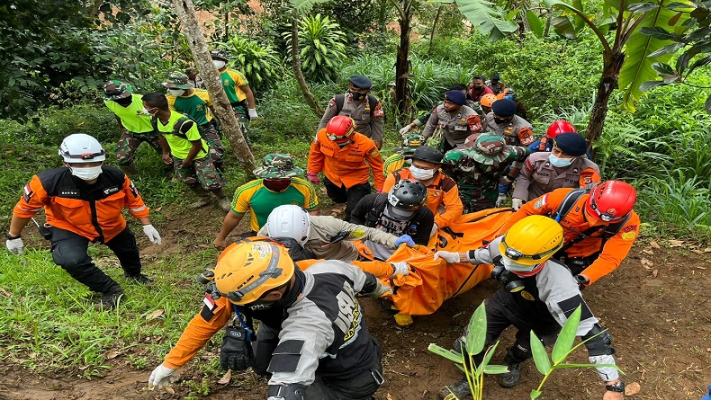 Gunakan K9, Personel Brimob Temukan 1 Jenazah Perempuan di Desa Cijedil Cianjur
