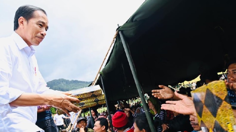 Sapa Pengungsi Gempa Cianjur di Cugenang, Jokowi Beri Bantuan Sarung hingga Uang Rp5 Juta