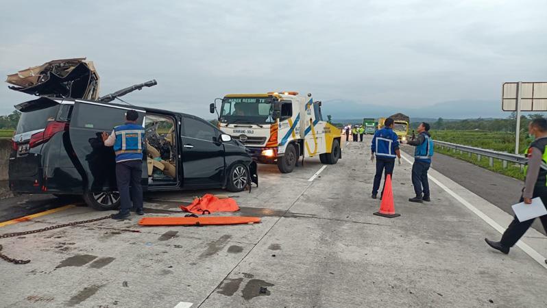 Kronologi Alphard Tabrak Truk Trailer hingga Tewaskan 3 Orang di Tol Solo-Semarang