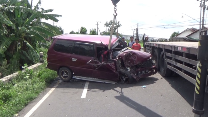 Sopir Diduga Mengantuk, Minibus Angkut Satu Keluarga Tabrak Truk Fuso hingga Ringsek