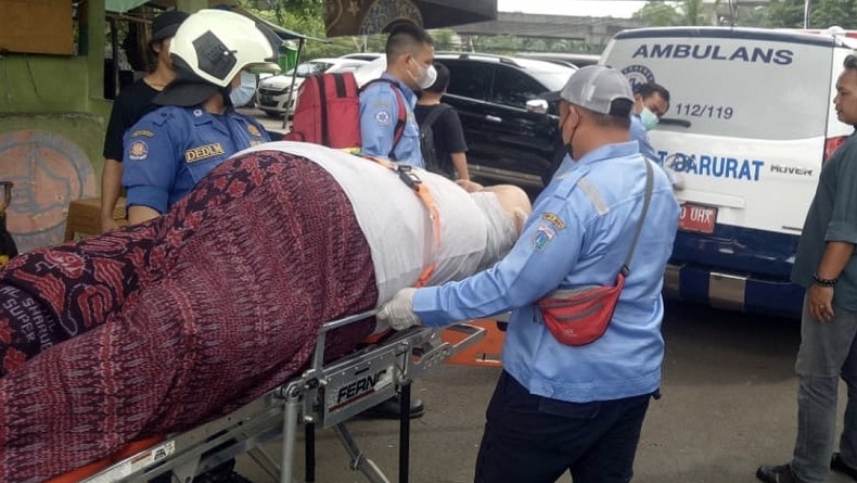 Momen Damkar DKI Evakuasi Pria Obesitas di Jatinegara Jaktim