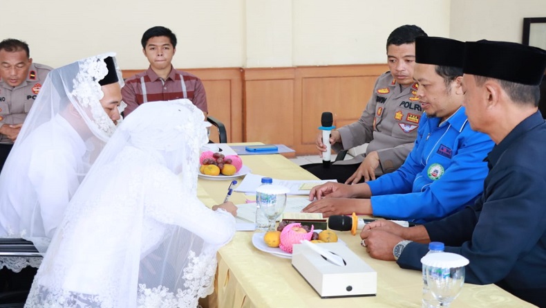 Khidmat, Pembuang Bayi di Toilet PT SLI Dinikahkan di Mapolres Majalengka