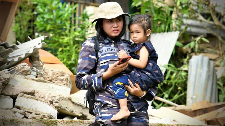 Aksi Prajurit Marinir TNI AL Evakuasi Balita hingga Lansia Korban Gempa Cianjur