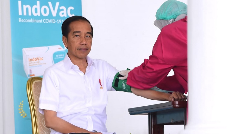Presiden Jokowi Disuntik Vaksin Booster Kedua di Istana Bogor
