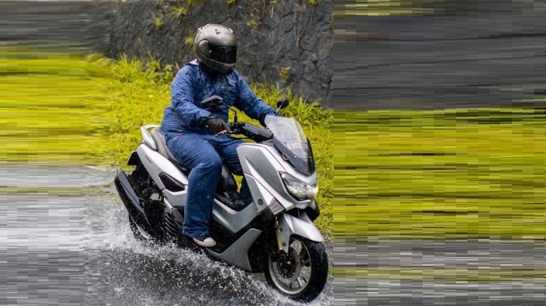 7 Hal Harus Diperhatikan Pengendara Motor Matik saat Hujan, Hindari Pakai Kaca Helm Gelap