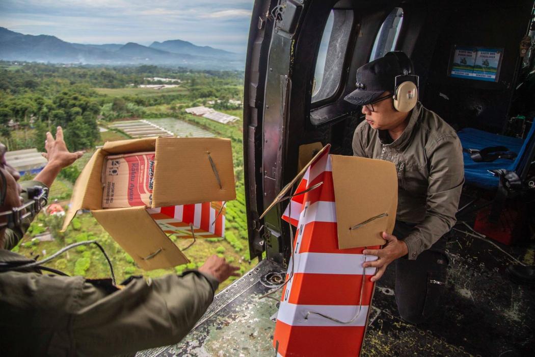 Bima Arya Kirim Bantuan Sembako hingga Selimut untuk Korban Gempa Cianjur Pakai Helikopter