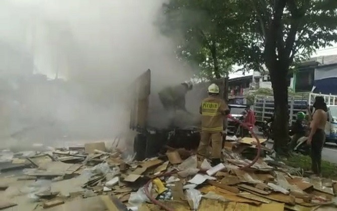 Terkena Puntung Rokok, Truk Muatan Kardus Terbakar di Cakung