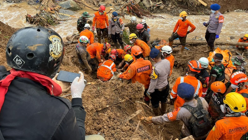 Detik-Detik Evakuasi Jasad Ibu Anak Berpelukan Korban Gempa Cianjur, Ada Peran Anjing Pelacak