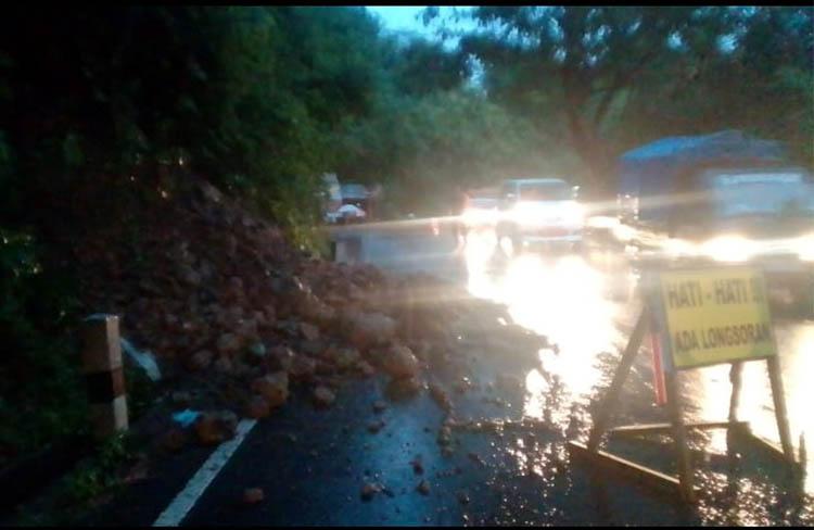 Ada Longsoran Tebing, Jalan Jogja-Wonosari Ditutup Total