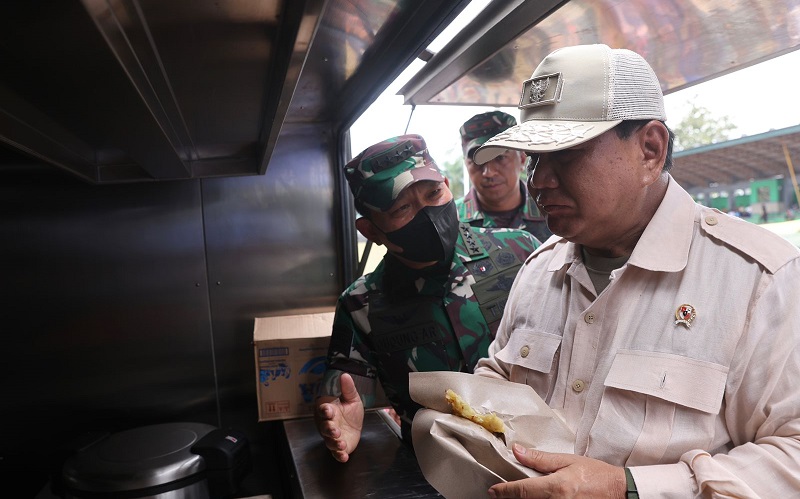 Momen Prabowo Cicipi Makanan di Dapur Pengungsian Korban Gempa Cianjur, Pastikan Kelayakan
