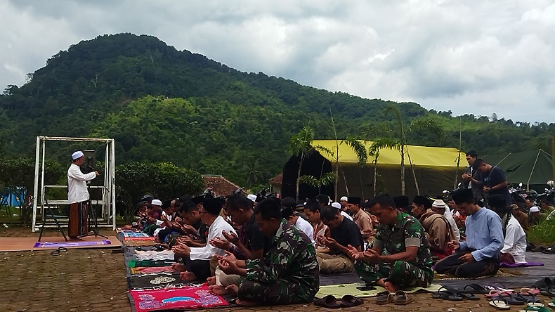 Khidmatnya Suasana Salat Jumat di Pengungsian Korban Gempa Cianjur, Warga Tetap Tegar Tersenyum