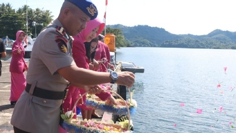 Sambut HUT Ke-72, Ditpolairud Polda Sulut Gelar Upacara Tabur Bunga di Tandurusa Bitung