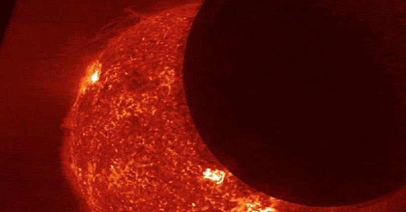 Satelit Luar Angkasa Rekam Video Bulan Melewati Matahari, Halangi Permukaan yang Menyala-nyala 