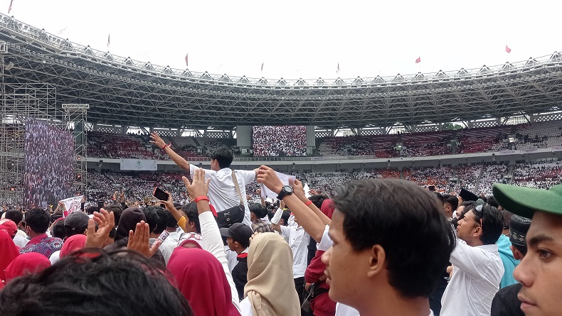 Ribuan Sukarelawan Jokowi Padati Stadion GBK Pagi Ini, Pakai Baju Serba Putih