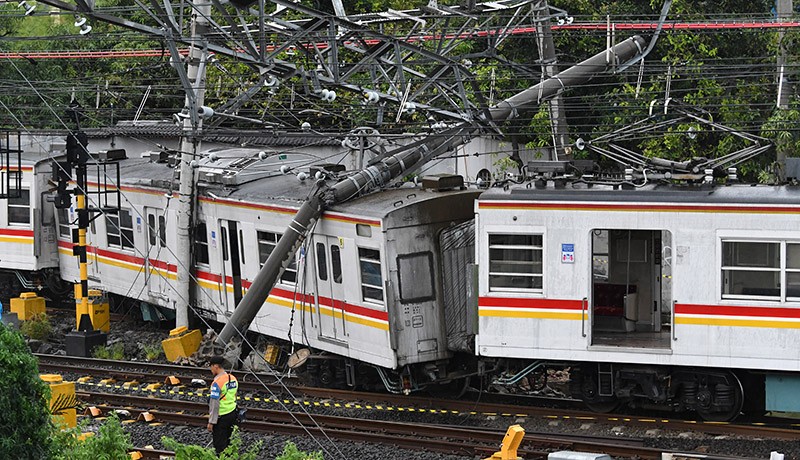 50 Penumpang Dievakuasi saat KRL Tertimpa Tiang Listrik di Kampung Bandan
