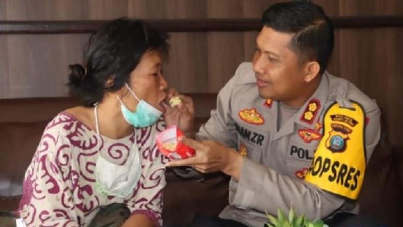 Momen Haru, Kapolres Tapsel Suapi Nenek yang Viral Ditendang Pelajar