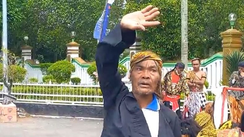 Aksi Mbah Brosot si Pawang Hujan Warnai Acara Parade Barongan di Blora