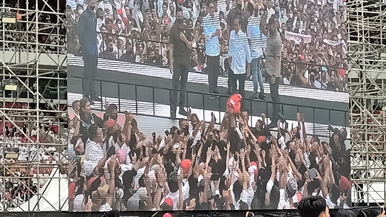 Jokowi Selfie dengan Sukarelawan hingga Berikan Jaket G20 di Acara Nusantara Bersatu