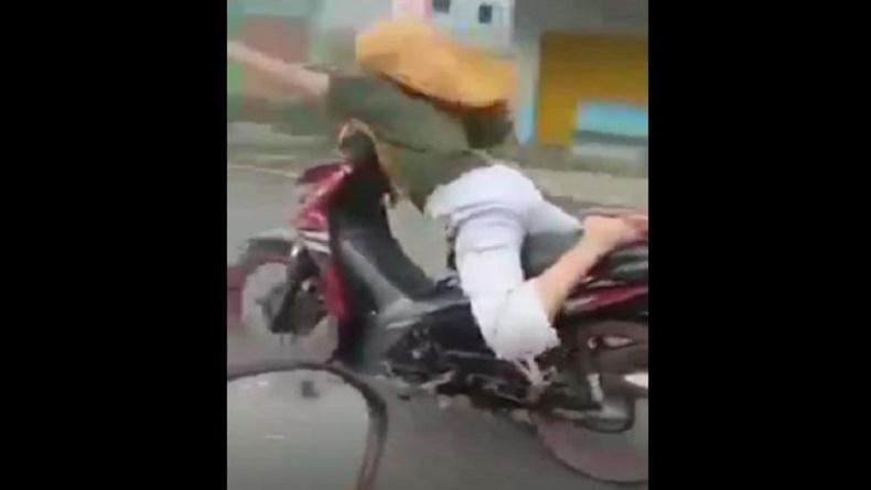 Viral Emak-Emak Penguasa Jalan Ugal-ugalan di Motor bak Superman Terbang, Netizen Geram