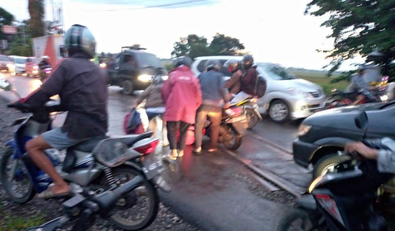 Motor Tergelincir di Pelintasan KA Gandulan Pemalang, Pemotor dan Pemboncengnya Terluka
