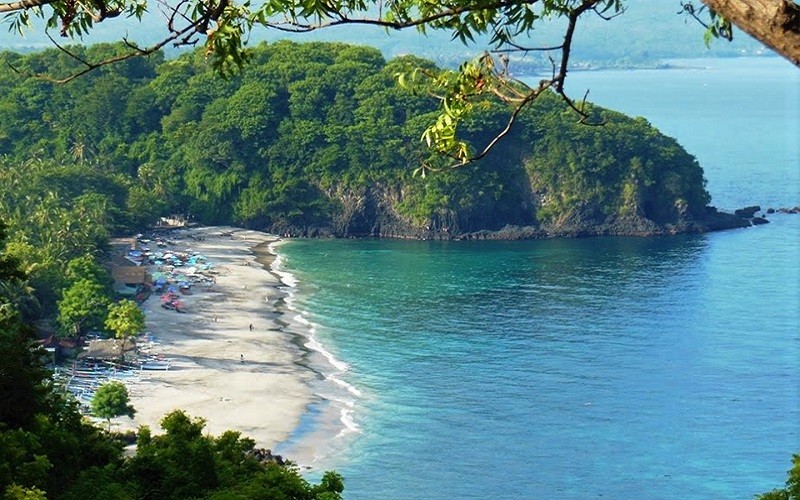 Pantai Virgin Karangasem, Pemandangan Eksotis Tersembunyi di Balik Perbukitan