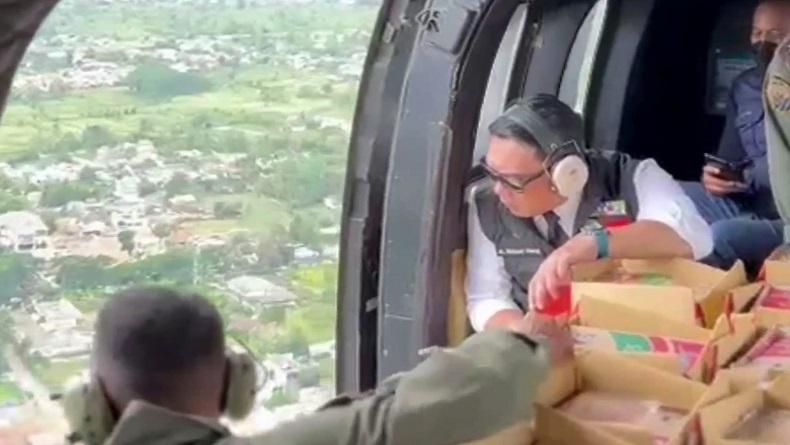 Jangkau Daerah Terisolasi di Cianjur, Ridwan Kamil Bagikan Makanan Lewat Udara