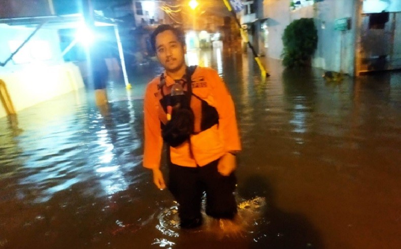Bekasi Hujan Deras, Perumahan Dosen IKIP Jatibening Terendam Banjir 80 Cm