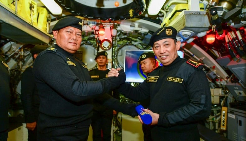 Kapolri Disematkan Brevet Hiu Kencana : Kekuatan Sinergitas Jaga Kedaulatan Bangsa RI