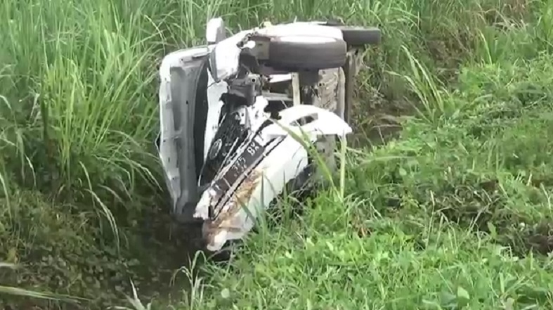 Selip Ban, Minibus Angkut 1 Keluarga di Jombang Terguling hingga Ringsek