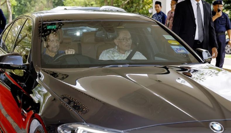 Momen Sultan Brunei Jadi Sopir Anwar Ibrahim dari Bandara ke Kantor PM Malaysia