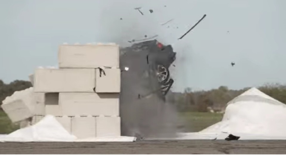 Ngeri, Begini Jadinya Bila Mobil Menabrak Tembok dengan Kecepatan 150 Km per Jam