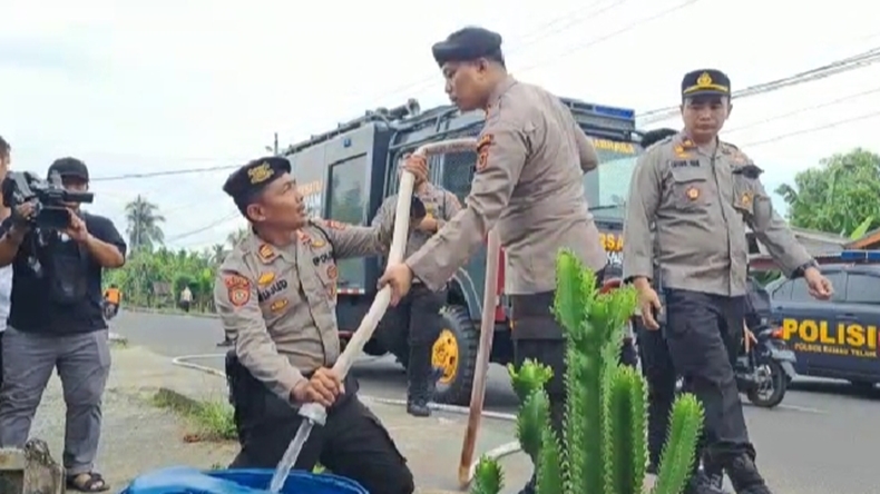  2 Kecamatan Krisis Air, Polda Jambi Kirim 9 Ton Air Bersih ke Warga